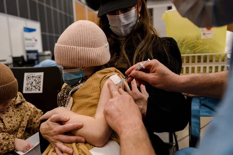 Una niña de 7 años recibe una dosis de Pfizer contra el covid-19, en Canadá. Europa amplió la campaña de vacunación a niños de 5 a 11 años con la misma vacuna.