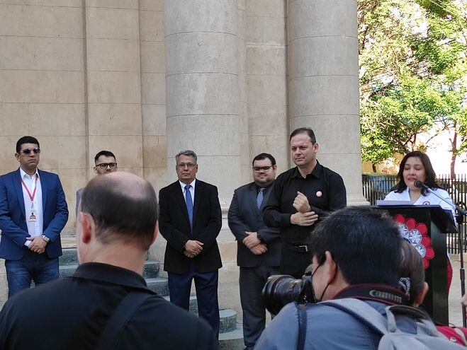 Frente al Panteón de los Héroes fue presentado el proyecto "recorre Asunción". Asistió al acto la ministra de Turismo Sofía Montiel de Afara.