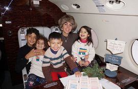Georgina Rodríguez y los niños Cristiano Junior, Eva, Mateo y Alana, a bordo del jet que los llevó al Polo Norte.