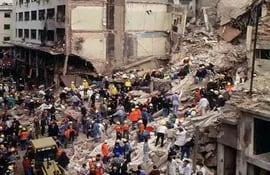 Juez argentino pide la captura internacional de libaneses sospechosos de atentado de 1994. En la gráfica, decenas de voluntarios trabajaron en el rescate de las víctimas del ataque mortal, ocurrido en Buenos Aires. (archivo)