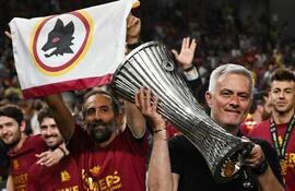 José Mourinho posa sonriente con el trofeo de la Conference League, que conquistó dirigiendo al equipo de Roma.