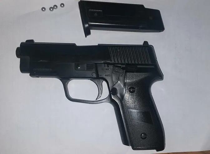 Encuentran una pistola de juguete en mochila de un estudiante de colegio