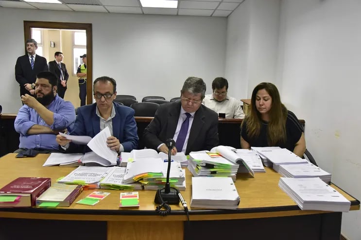 La ex presidenta de Petropar Patricia Samudio (der.) y su esposo José Costa Perdomo, con sus abogados, en la sala de juicio oral y público.