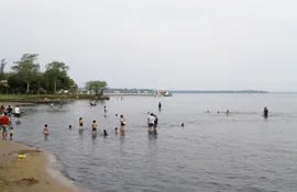 a-pesar-de-la-grave-contaminacion-del-lago-decenas-de-personas-principalmente-ninos-se-refrescan-en-sus-aguas--211029000000-1513678.jpg