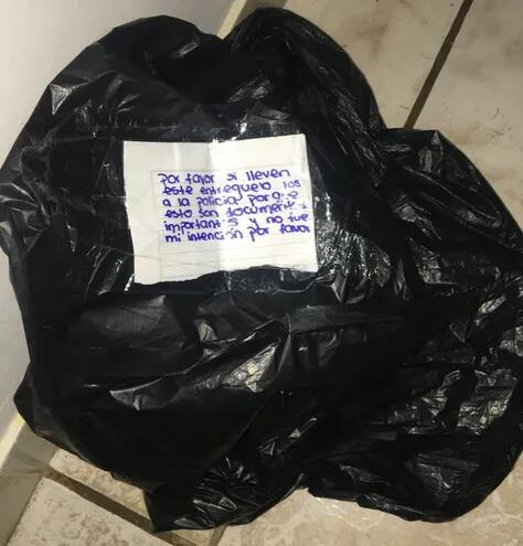 Esta es la bolsa de basura en la que fueron hallados pasaportes y cédulas de la oficina regional del Departamento de Identificaciones de Ciudad del Este (CDE).