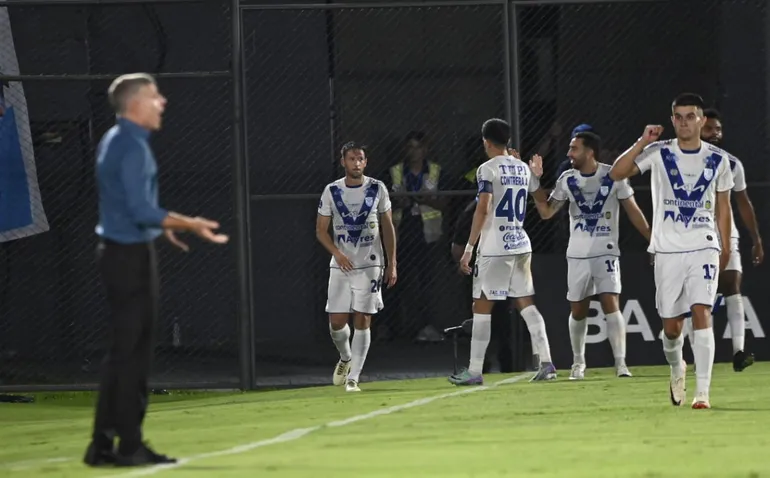 Los jugadores del Sportivo Ameliano celebran un gol en el partido frente a Olimpia por la Fase Preliminar de la Copa Sudamericana 2024 en el estadio Defensores del Chaco, en Asunción.