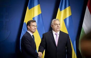 Los primeros ministros de Suecia, Ulf Kristersson (a la izquierda); y de Hungría, Viktor Orban, durante una conferencia de prensa conjunta en Budapest, el pasado viernes.