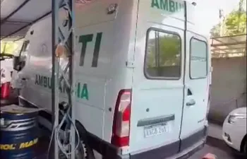 Una de las ambulancias descompuesta en un taller de Ciudad del Este.