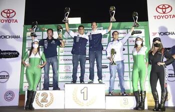 Podio de la general del Rally de Carapeguá, con el vencedor Gustavo Saba (c) en lo más alto.
