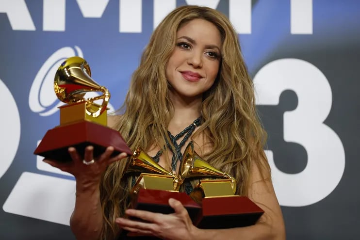 La cantante colombiana Shakira posa con los tres premios conseguidos durante la gala anual de los Latin Grammy.