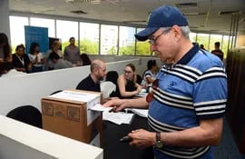 Un argentino vota en la segunda vuelta de las elecciones presidenciales hoy, en la sede del Consulado en Asunción (Paraguay). Unos 17.000 argentinos residentes en Paraguay están habilitados para votar en el balotaje. EFE/ Daniel Piris