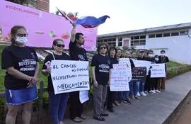 Pacientes oncológicos se manifestaron hoy frente a IPS