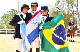 rebeca-armoa-c-con-la-bandera-paraguaya-junto-a-la-representante-de-argentina-2-y-brasil-3--123704000000-1657209.jpg