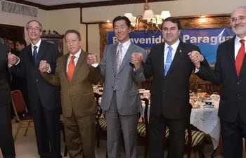 los-expresidentes-wasmosy-lvaro-colom-y-vinicio-cerezo-ambos-de-guatemala-junto-con-hyun-moon-franco-y-el-expresidente-boliviano-carlos-mesa-en-214726000000-563388.jpg