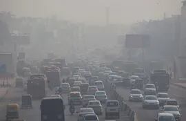 Automovilistas se mueven entre un denso smog en Nueva Delhi, India.