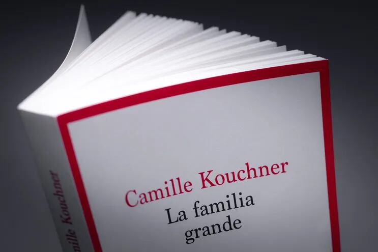 Portada del libro "La familia grande" escrito por Camille Kouchner.