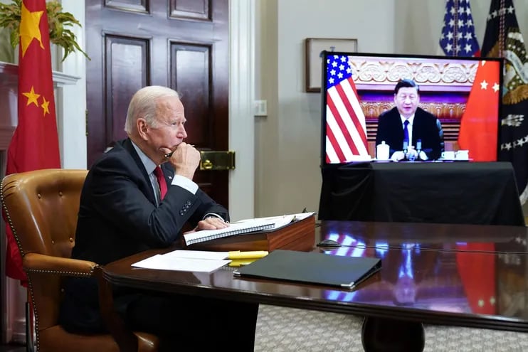 El presidente estadounidense Joe Biden y el mandatario chino Xi Jinping durante su reunión virtual, el lunes.