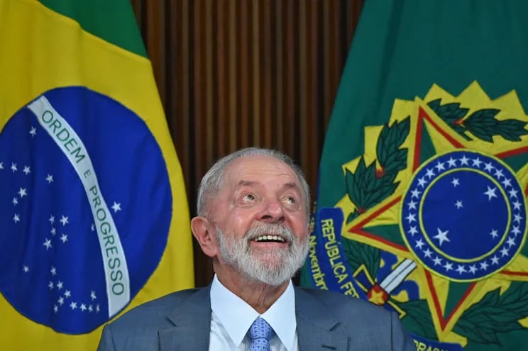 El presidente de Brasil, Luiz Inácio Lula da Silva, ríe durante una reunión con su gabinete de ministros este lunes, en el Palacio de Planalto en Brasilia (Brasil). Lula instó este lunes a "consolidar" la democracia, después de que el país corriera "serio riesgo" de sufrir "un golpe" de Estado perpetrado por su antecesor, el ultraderechista Jair Bolsonaro.