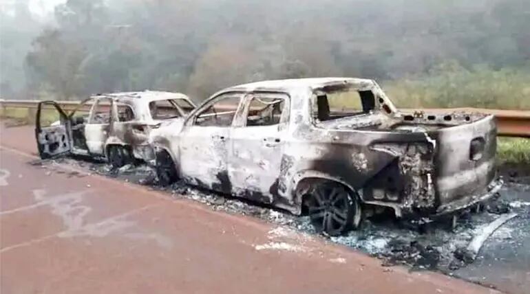El auto Fiat Palio y la camioneta Fiat Toro incendiados por los asaltantes.