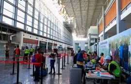 Personas esperan para tomar un vuelo en el Aeropuerto Internacional de Acapulco, estado de Guerrero (México). La migración “rejuvenece mano de obra” en ciudades de América Latina, según el BID. (EFE)