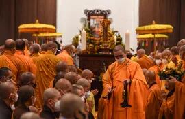 Monjes budistas rezan durante los funerales del monje vietnamita Thich Nhat Hanh, 95, en la pagoda Tu Hieu en Hue.
