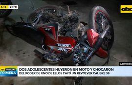 Dos adolescentes huyeron en moto y chocaron