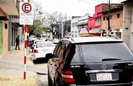 Se pueden ver carteles en las veredas  que son recuerdo del fallido intento de la Comuna de instaurar el estacionamiento tarifado en Asunción.