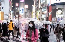 Personas con mascarillas en una intersección en la zona de Shibuya, en Tokio.