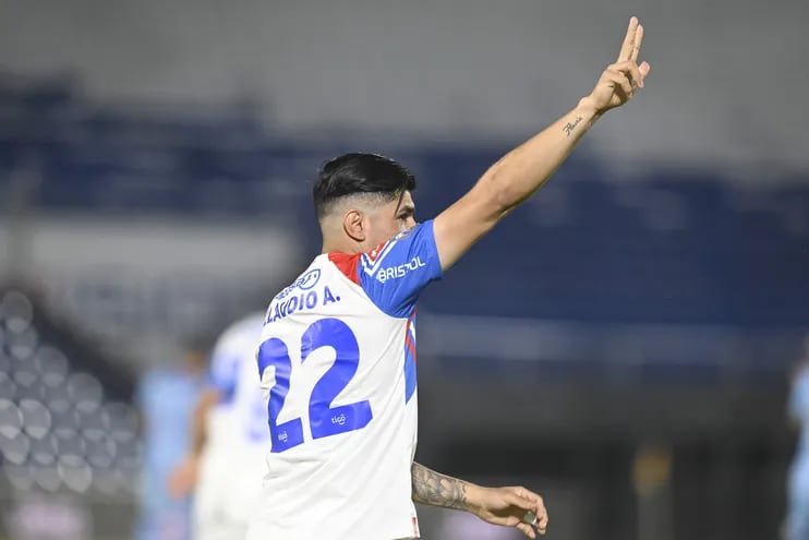 El argentino Claudio Aquino, jugador de Cerro Porteño, celebra un gol contra Resistencia por la cuarta fecha del torneo Clausura 2023 del fútbol paraguayo en el estadio Defensores del Chaco, en Asunción.
