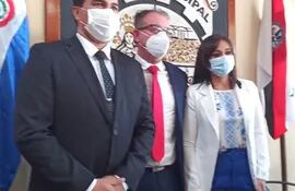 El intendente minguero Diego Ríos (Indep.) junto con el presidente de la Junta Alexandro Dos Santos (ANR) y con la vicepresidenta Laura Torres (PLRA).