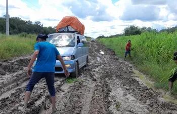 Estado del camino del tramo Toro Pampa-ruta Bioceánica. Las continuas lluvias empeoran la situación y ya ocasionan el aislamiento de comunidades en el Alto Paraguay.