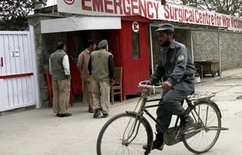 Centro Quirúrgico de la organización humanitaria italiana Emergency en Kabul (Afganistán), donde se encuentran hospitalizadas y en condición estable las cinco personas, entre ellas una mujer española, que resultaron heridas en el ataque contra un grupo de turistas extranjeros que causó seis muertos en la ciudad de Bamiyán, en el centro de Afganistán.