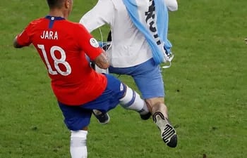 gonzalo-jara-le-da-una-patada-a-un-aficionado-que-ingreso-al-campo-durante-el-partido-chile-uruguay-el-arbitro-brasileno-raphael-claus-no-le-expulso-230150000000-1845958.jpg