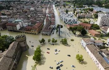 Vista aérea de las calles inundadas tras el desbordamiento de un río en Lugo, Italia. Partes de la localidad de Lugo estaban bajo un metro de agua tras el desbordamiento de los ríos Senio y Santerno en medio de fuertes lluvias.