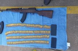 El fusil tipo AK-47 y las municiones 5.56 que eran ofrecidas por dos militares y que fueron incautadas en un operativo policial.