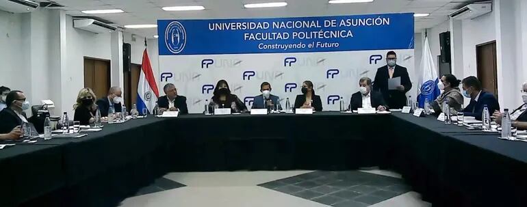 Los expositores fueron la Prof. Christine Folch, Fernando Ferreira y el Dr. Ildo Luis Sauer.