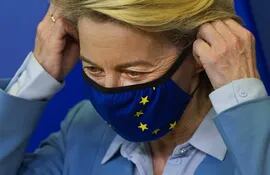 Brussels (Belgium), 04/06/2021.- European Commission President Ursula von der Leyen puts on her protective face mask prior her meeting with Tunisian President Kais Saied at the European Commission headquarters in Brussels, Belgium, 04 June 2021. (Bélgica, Túnez, Bruselas, Túnez) EFE/EPA/Francisco Seco / POOL