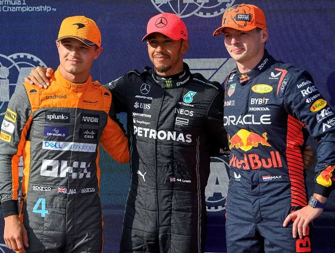 Lewis Hamilton (centro), Max Verstappen (der.) y Lando Norris, el 1,2,3 de la clasificación  ayer.