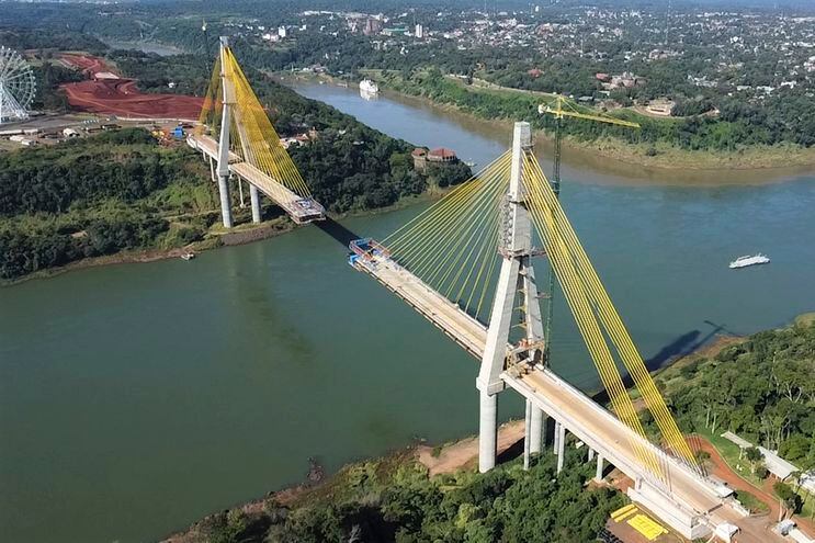 La nueva conexión vial en la Triple Frontera sobre el río Paraná va tomando forma y la instalación de la dovela de cierre está prevista para agosto.