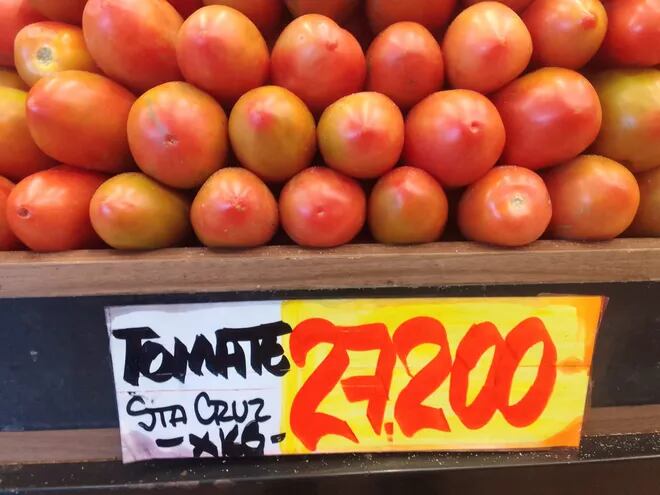 El tomate está carisimo, se vende a G. 27.200 por kilogramo, en supermercados.