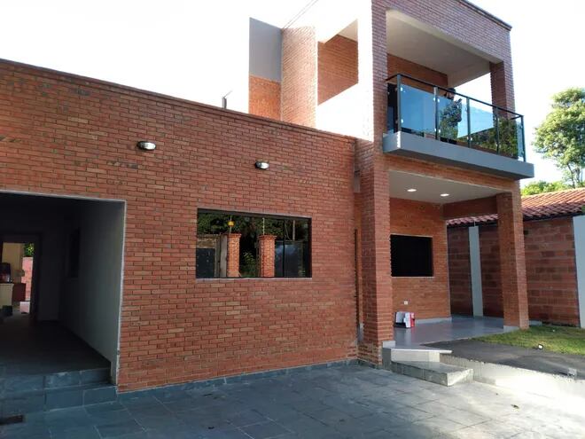 La lujosa vivienda de Pedro González, ubicada enLuque y que fue entregada a la Senabico.