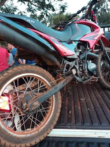 La motocicleta en la que iban las víctimas fue incautada por la policía.