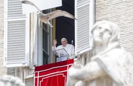 El papa Francisco reapareció hoy ante los fieles tras su reciente operación de hernia para presidir el rezo del Ángelus y, antes de su catequesis, agradeció “de corazón” el afecto recibido en sus días en el hospital.