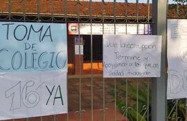 Itapúa: Estudiantes toman colegio en respaldo a docentes.