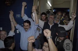 Fernando Lugo y Federico Franco salen de la sede del PLRA el 20 de abril de 2008, día en el que ganaron las elecciones presidenciales.