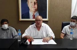 La feria de empleo fue anunciada por el gobernador de Alto Paraná, Roberto González (c), y representantes del MOPC.