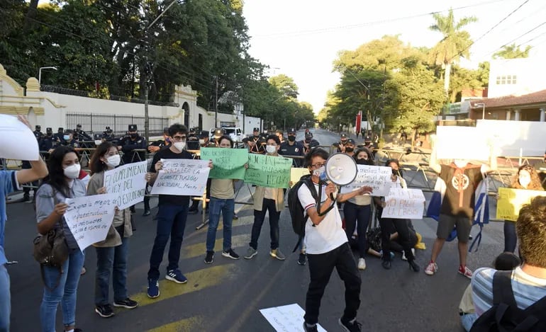 Estudiantes de Fenaes y Ceuna protestaron ayer por la tarde frente a Mburuvicha Róga.