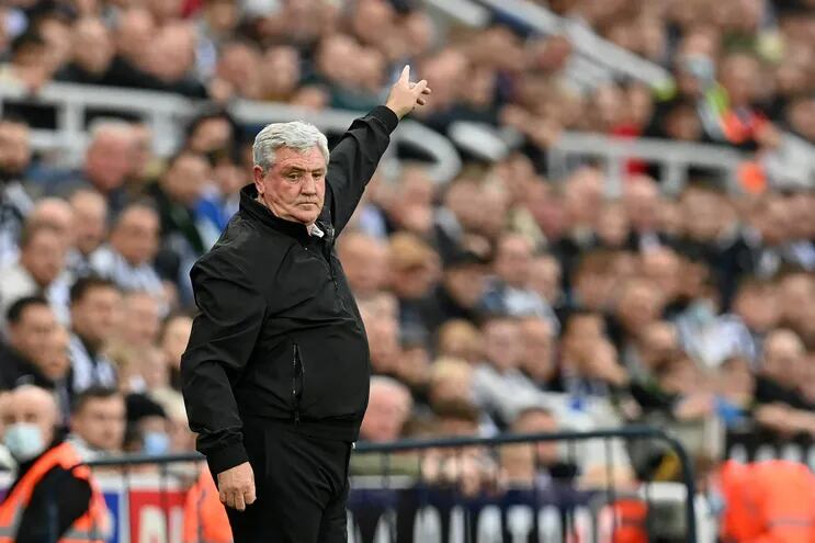 Steve Bruce dejó la conducción técnica del Newcastle sin triunfar en ocho jornadas de la Premier League.