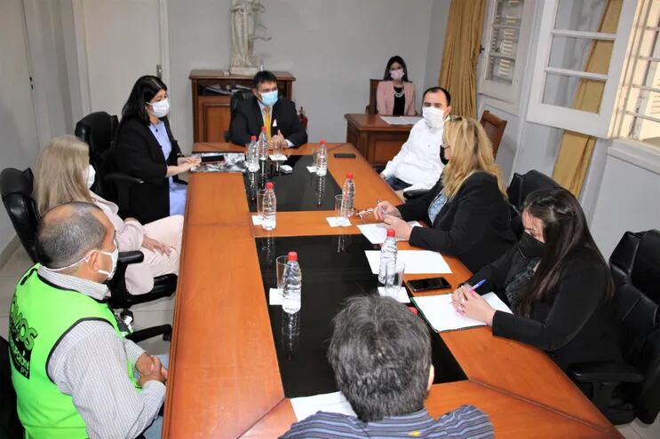 Fotografía de una reunión de miembros del Consejo de la Magistratura con la sociedad civil y gremios de abogados.