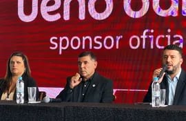 Directivos de Encarnación FC junto a Marcelo Cardozo, de ueno bank (der.) en la ceremonia de firma de alianza.